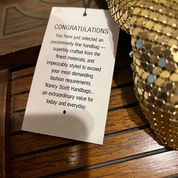 BEAUTIFUL NANCY SCOTT GOLD SEQUINED PURSE IN PRISTINE NEW CONDITION. - Picture 6 of 8